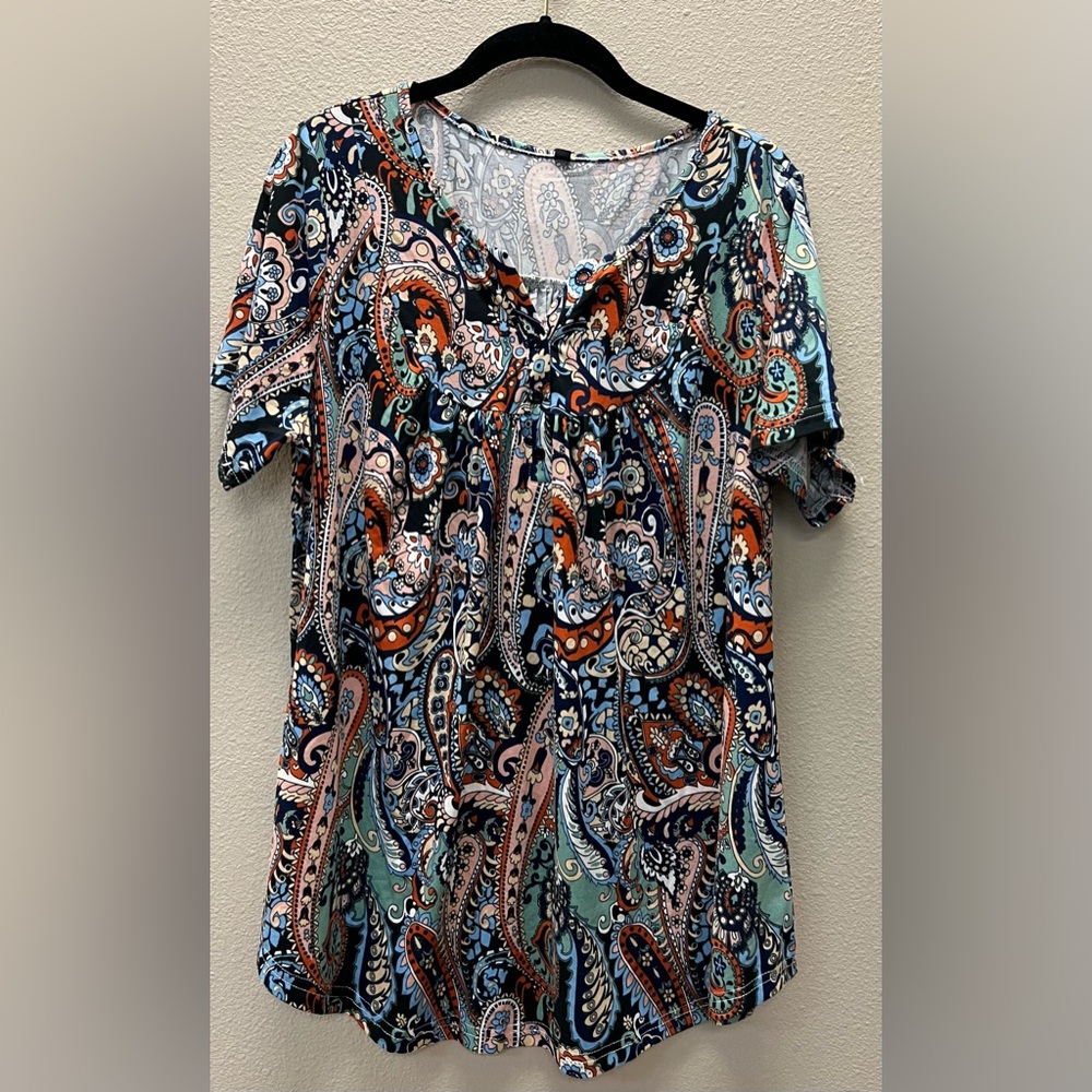 A.jesdani - New With Tags-  1X - Paisley Short-Sleeve V-Neck Women's Top